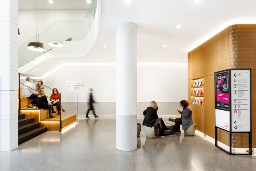 Neugestaltung des Eingangs- und Aufzugbereiches der Barcelona School of Management mit dukta flexible wood
